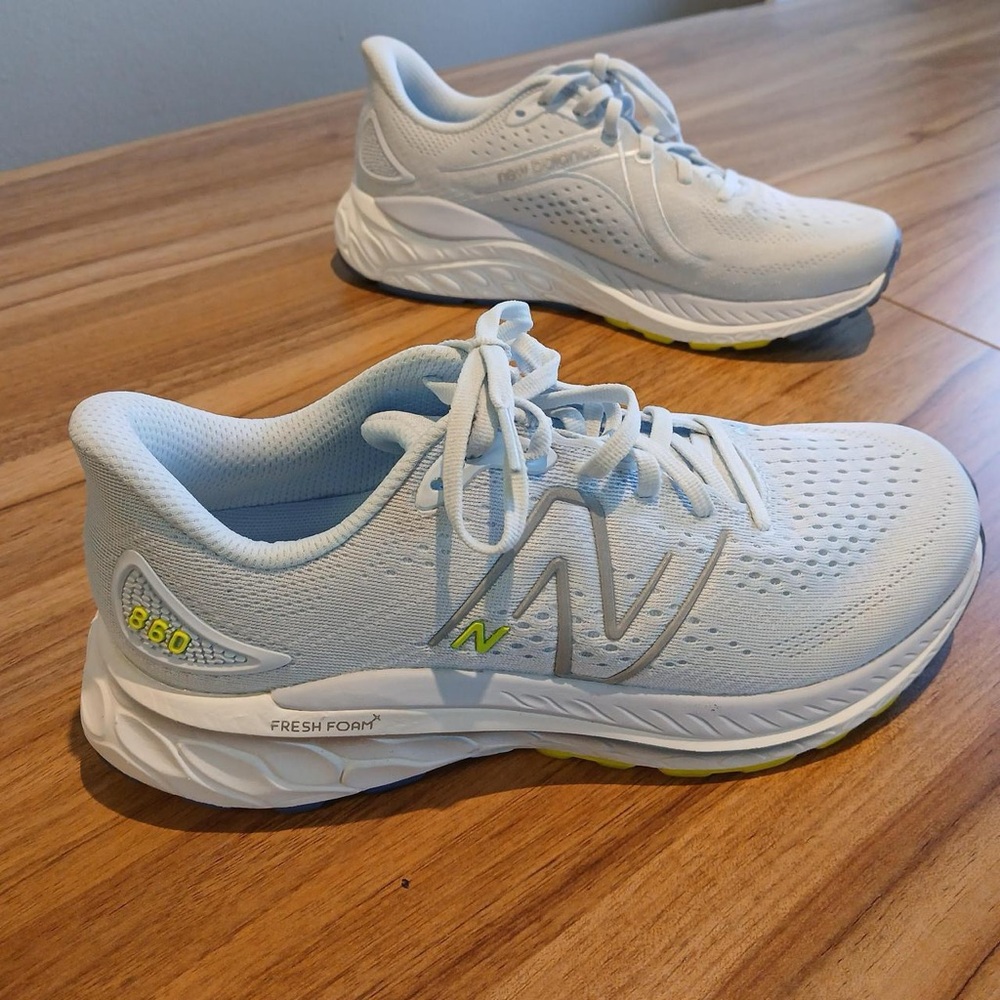 New Balance tennis shoes